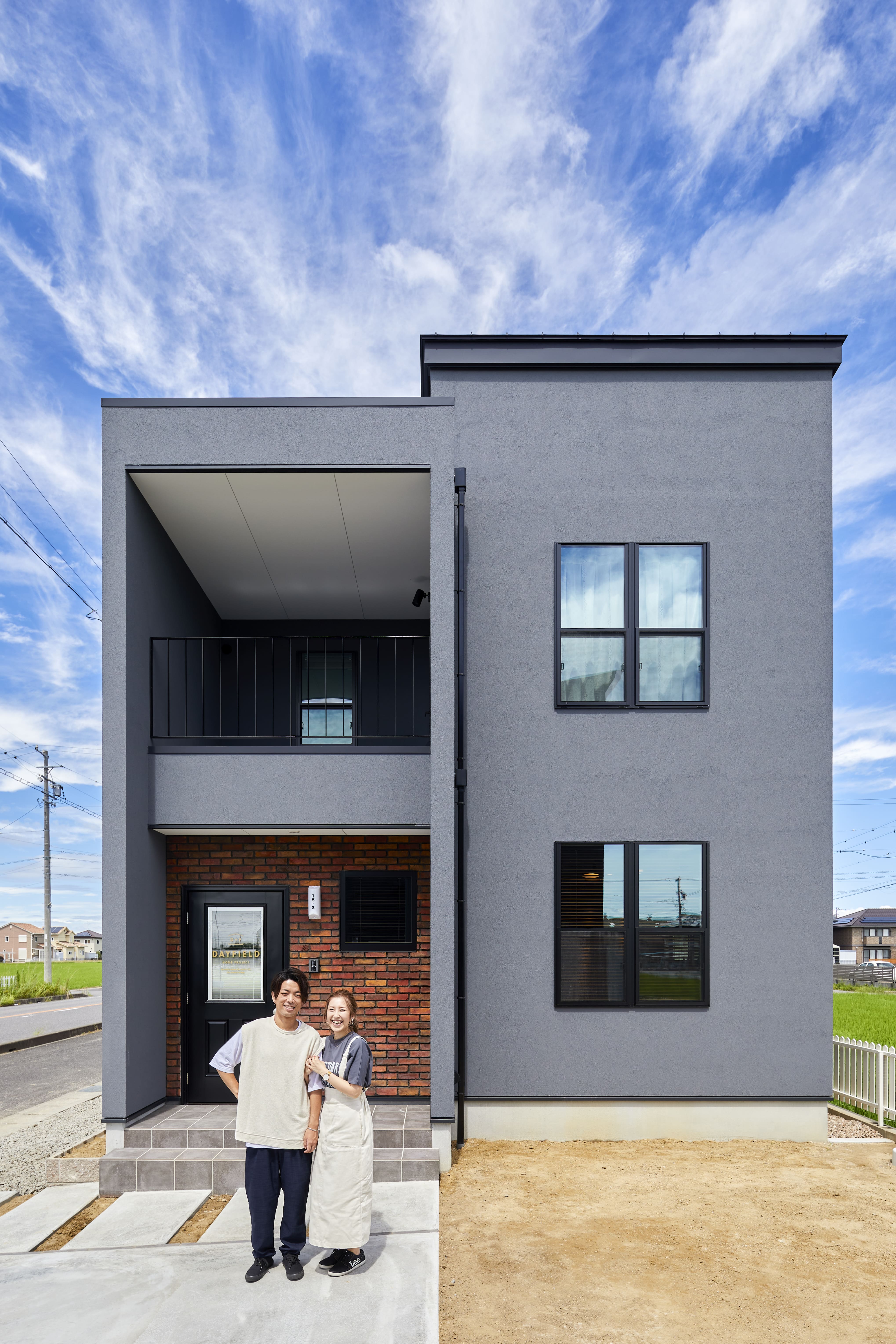 大和建設／BinO西尾南【デザイン住宅、インテリア】超撥水効果によって、自己洗浄力を発揮する塗り壁「Sio(ソーイ)」のグレーの外壁に、レンガ風のデザインコンクリートのポーチ壁をアクセントに用いたスタイリッシュな外観