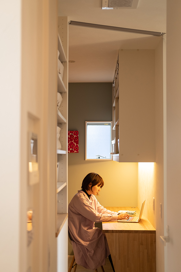 金子工務店/めぐみ不動産【デザイン住宅、子育て、建築家】ランドリールームの一画に設けた奥さまの家事室。洗濯物を畳むなどの家事がはかどるだけでなく、仕事にも集中できる大切なスペース