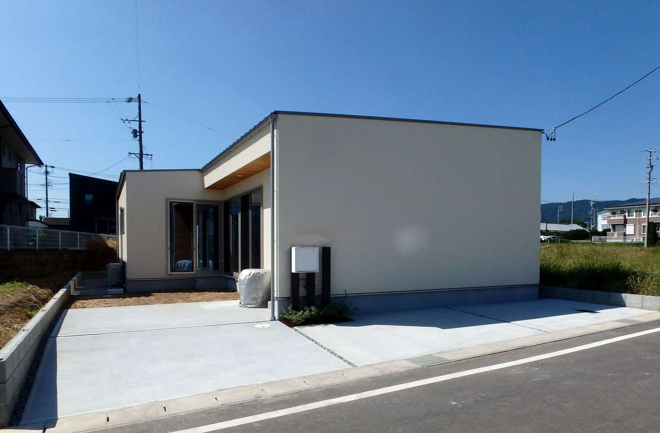 RIKYU 一級建築士事務所【間取り、建築家、平屋】防犯も気にしていた夫妻の想いを受け止め、通りからの目線を遮るために、東側に窓を作らず、プライバシーを確保した