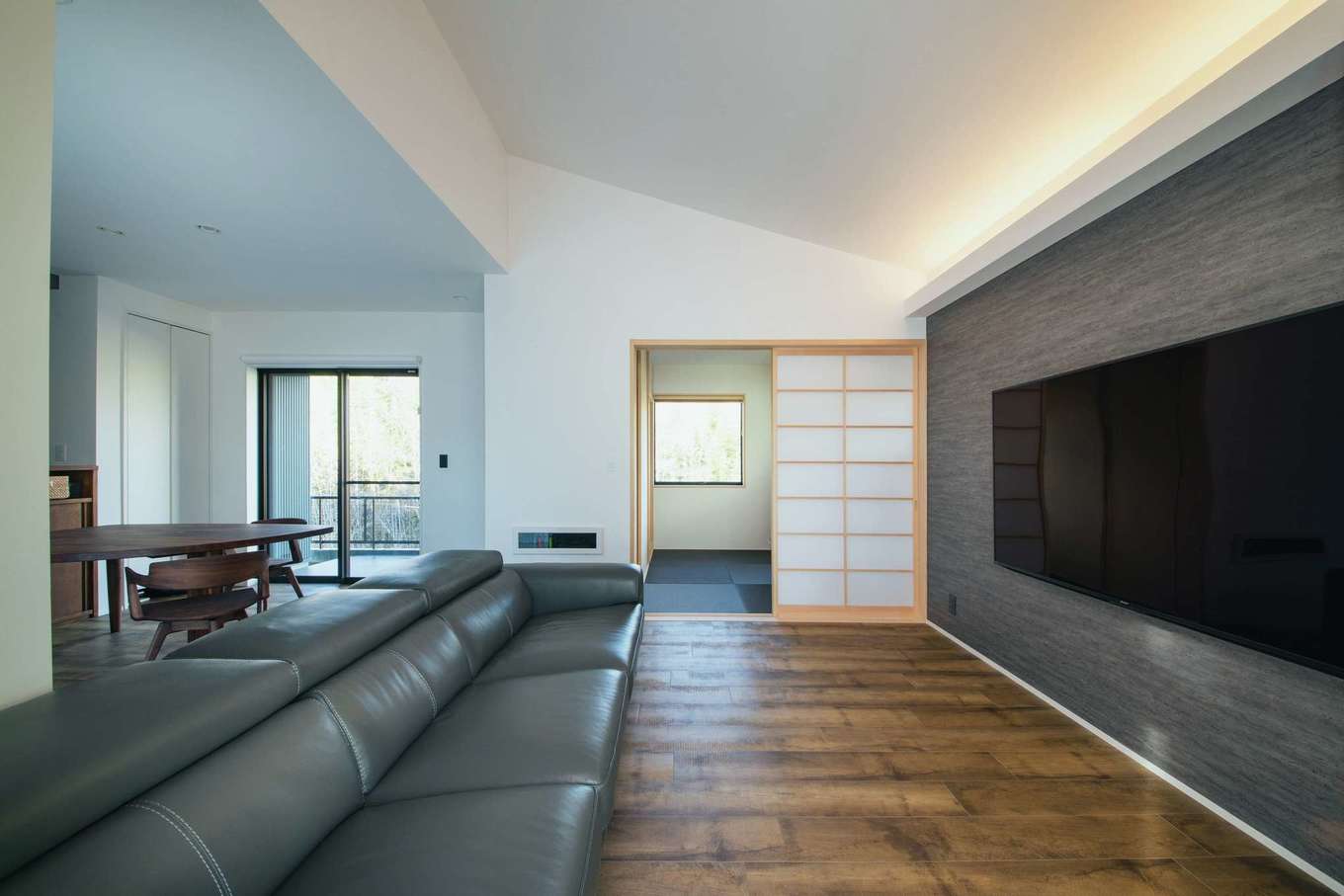 内田建設【デザイン住宅、子育て、間取り】和室と隣接した勾配天井の広いリビング