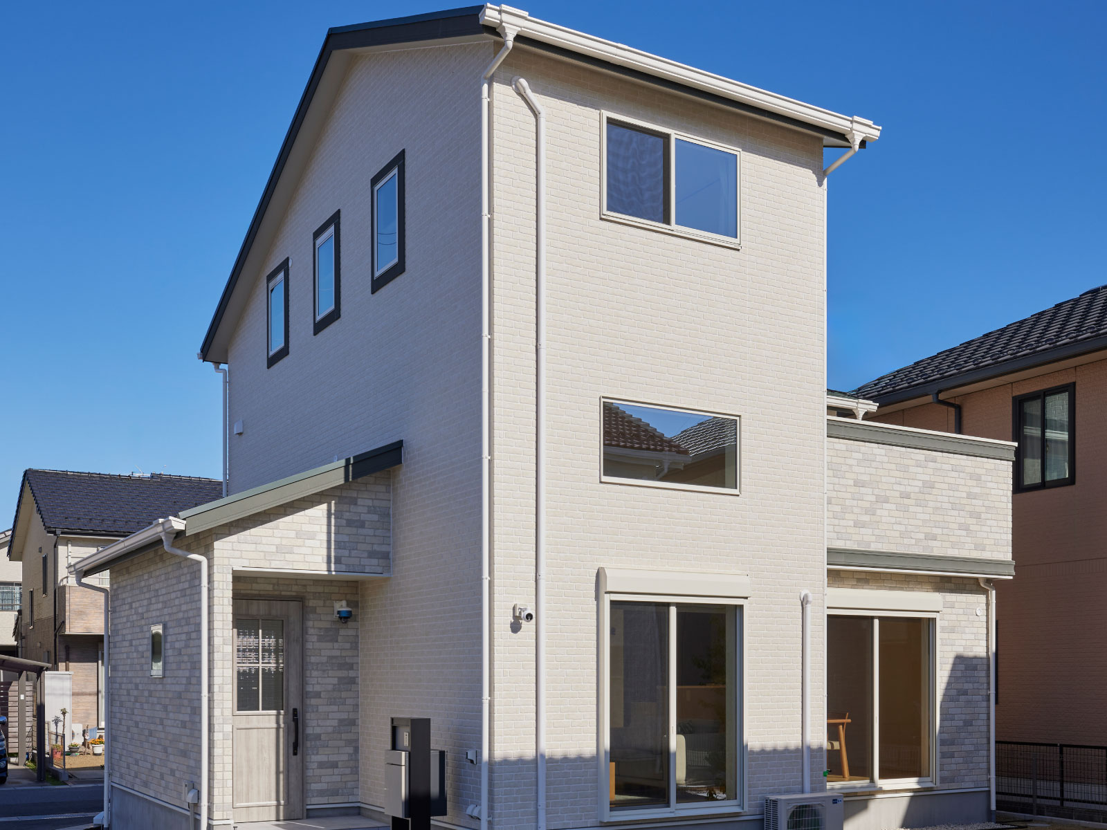 ヘスタホーム｜シンプルでモダンなデザインの二階建ての外観。大きな窓が特徴で、自然光がたっぷりと室内に差し込む設計になっている。