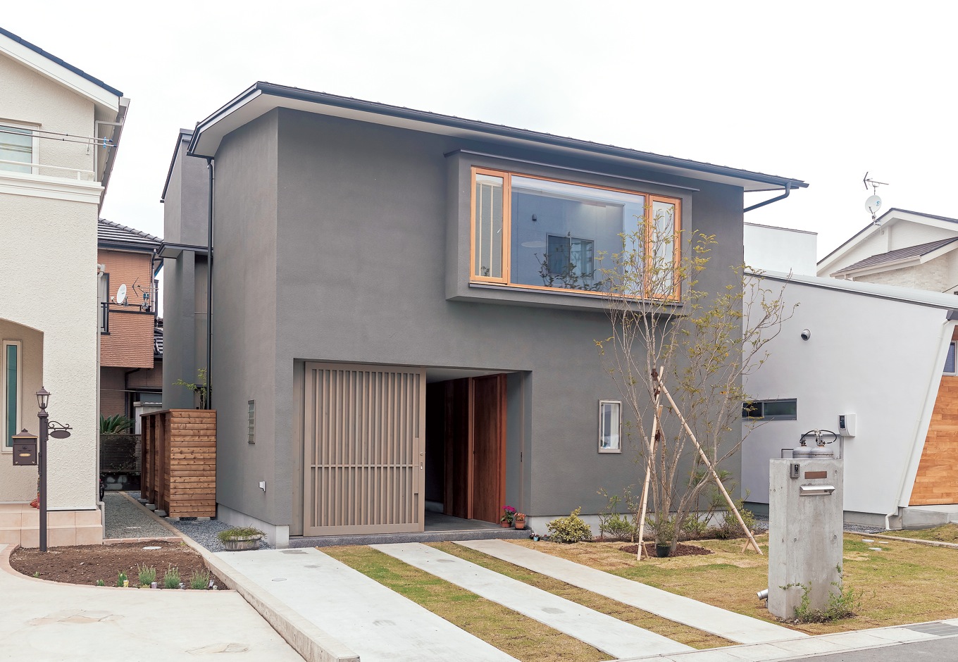 irohaco（アヴァンス）【デザイン住宅、子育て、間取り】洗練された美を感じさせる佇まい。2階の出窓は、木製サッシの「プロファイルウインドー」。断熱性が高く、結露を防ぐので健康にもよい