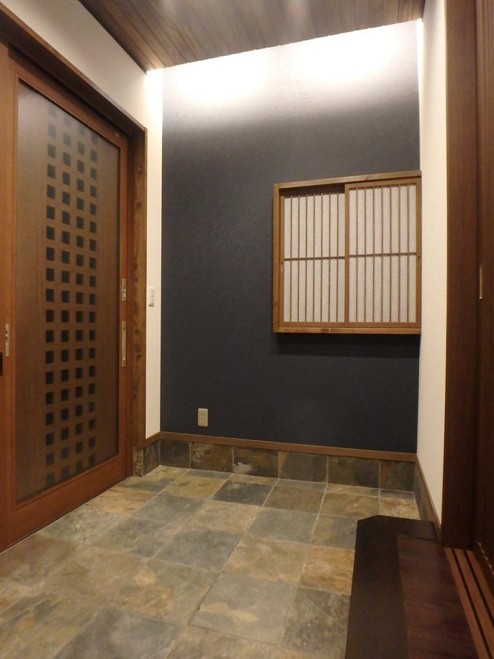 TDホーム静岡西 ウエストンホームズ【デザイン住宅、自然素材、平屋】天然石を敷き詰めた玄関ホールは間接照明を使い、和の雰囲気に