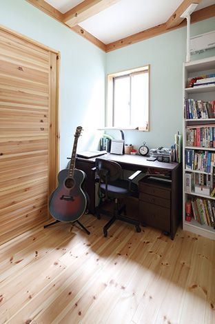 ギターは学生の頃からの趣味。現在は読書をして 過ごすことが多い書斎だが、時間がある時は、こ こで気ままにギターを弾くことも