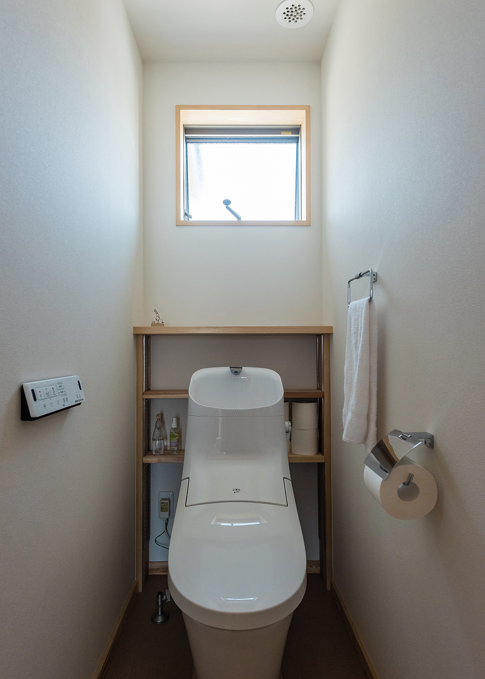 アクトホーム【収納力、自然素材、省エネ】トイレ背面の棚は造作した