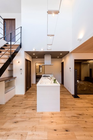 キッチン背面には食器や食品ストックがたっぷり入る収納を。カウンターと棚を設け、ちょっとしたデスク作業もできる空間を確保