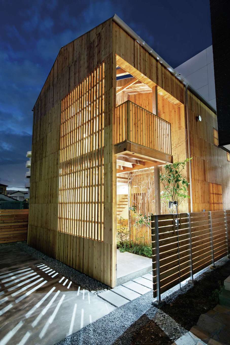 建杜 KENT（大栄工業）【デザイン住宅、間取り、建築家】オール木材の外壁が独創的。日中、外からの視線を遮りながら陽の光を取り込む格子の外壁。夜は優しく明かりが漏れる