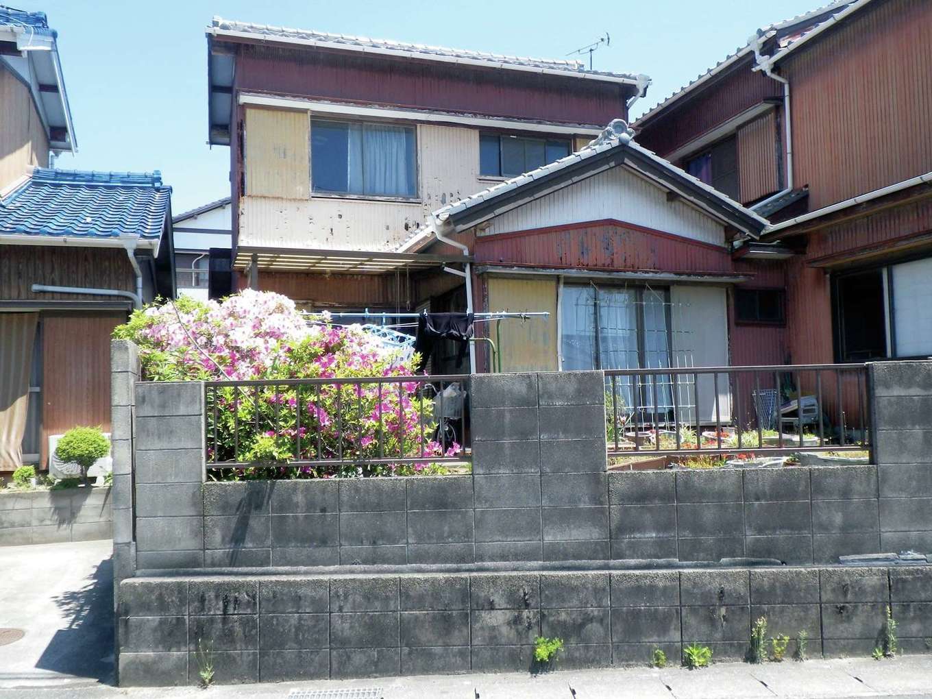 約50年前に二階建てを新築し、40年前に平屋を増築。子どもたちも独立してそれぞれ家庭を持ち、数年前から夫婦だけの暮らしに。空間を持て余してしまうので、2階部分を減築。約25坪というちょうどいい大きさのスタイリッシュな平屋にリフォームした。