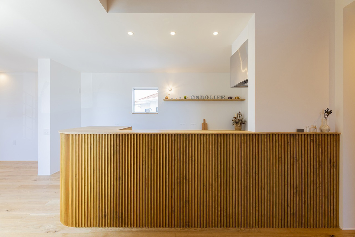 温戸ライフ【子育て、狭小住宅、インテリア】装飾用の木の板で造作したキッチンカウンター