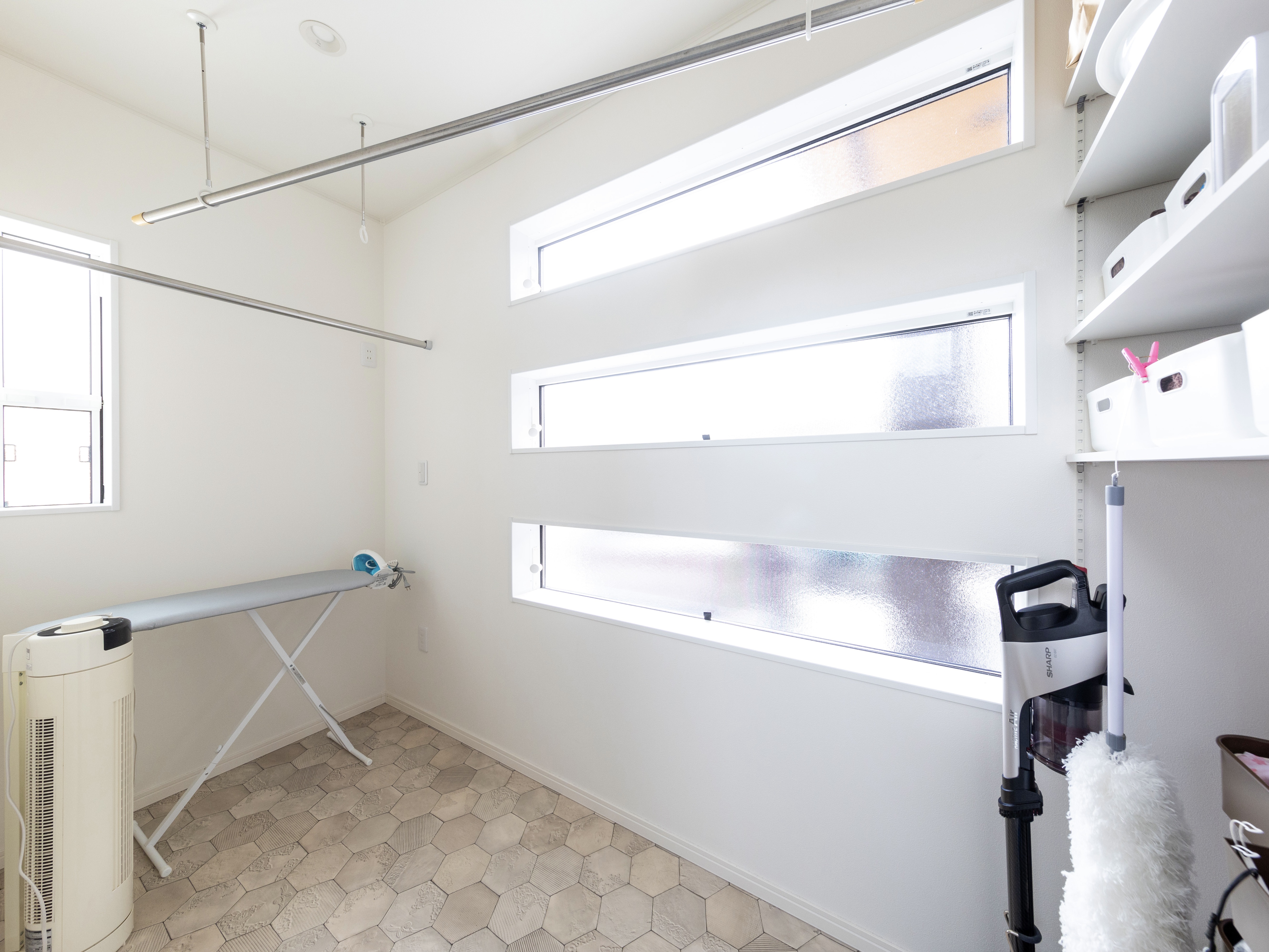 エスホーム｜花粉症なのでバルコニーは作りたくなかった、という希望でサンルームを作った。１階なので防犯上細い窓を選んだが、日当たりの良さを考えて３つ設置した。　　　　　　　　　　　　　　　　　　　　　　　　　　　　　　　　　　　　　　　　　　　　　　　　　　　　　　　　　　　　　　　　　　　　　　　　　