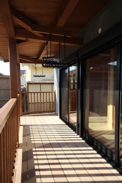 日当たりの良いウッドデッキ。リラックスできる空間で、四季折々の景色を楽しみながらのんびり過ごすことができる。