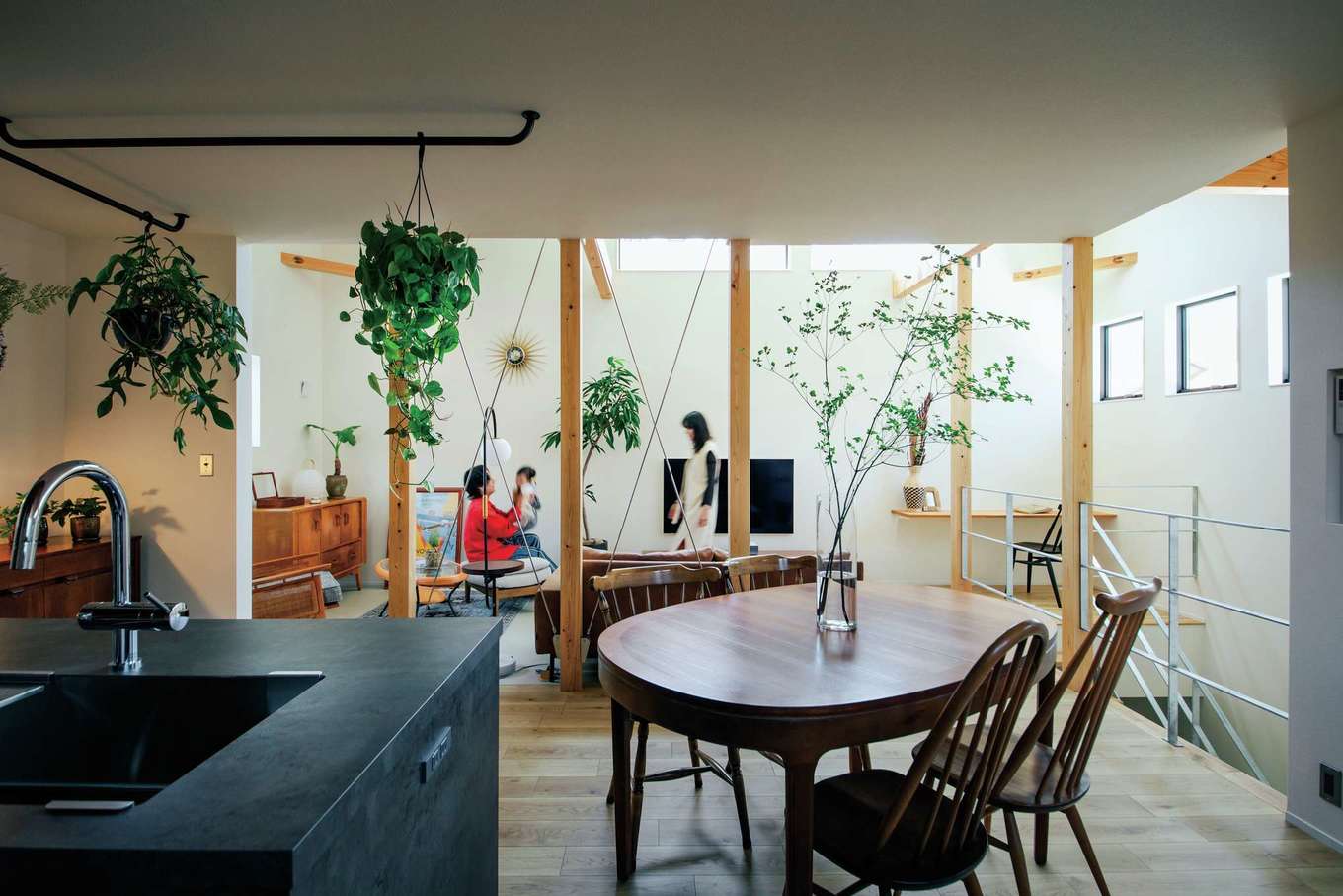 住家 JYUKA【デザイン住宅、間取り、インテリア】大きな空間でありながら、天井の高さや床の素材で穏やかに役割を分割。複数の居場所が生まれ、居心地がいい。右奥には目が届きつつも集中しやすい仕事＆宿題カウンターを設置