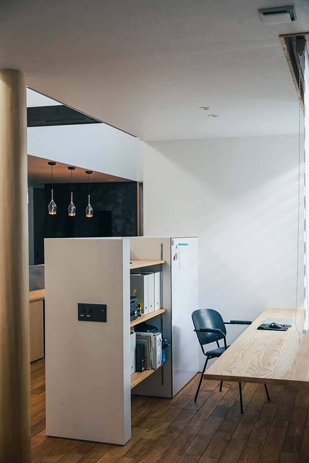 平屋建築ブルーハウス【デザイン住宅、建築家、平屋】リビングに隣接する書斎。造作家具で空間を仕切り、サイドの壁には書類なども掲示しておけるようホワイトボードを設置。窓際のカウンターで、仕事にも集中できる