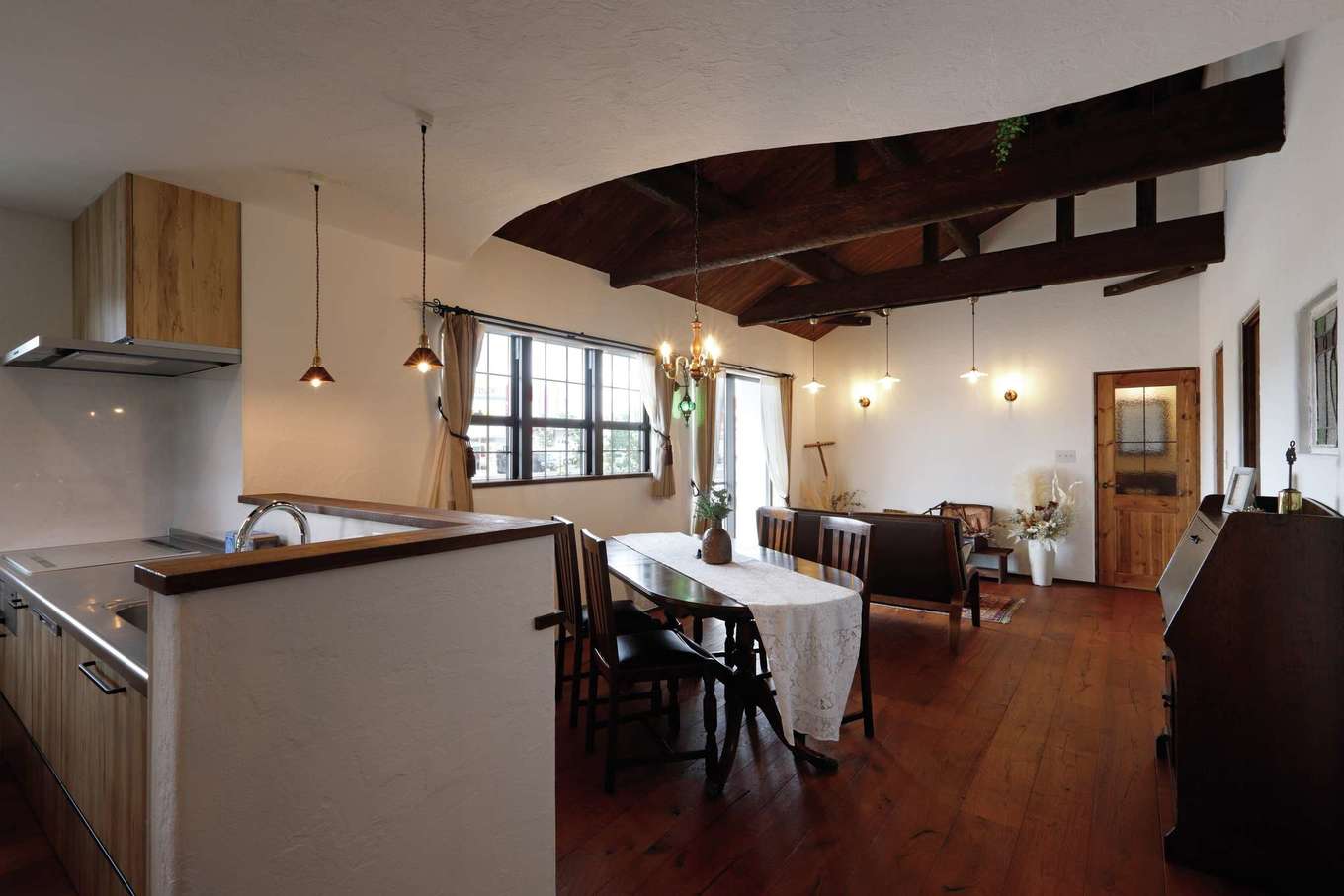 藤田建設（ラフェルム沼津）【沼津市西沢田407-3・モデルハウス】優しいラインを描くキッチン天井にも温もりを感じる