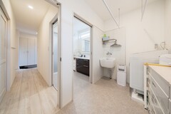 玄関ホールと洗面スペース、ランドリーの動線を短縮し、パントリーやファミリークローゼットにもすぐアクセスできる動線を確保。ファミリークロークを中心に水回りやLDKを回遊できる間取りとなっています。