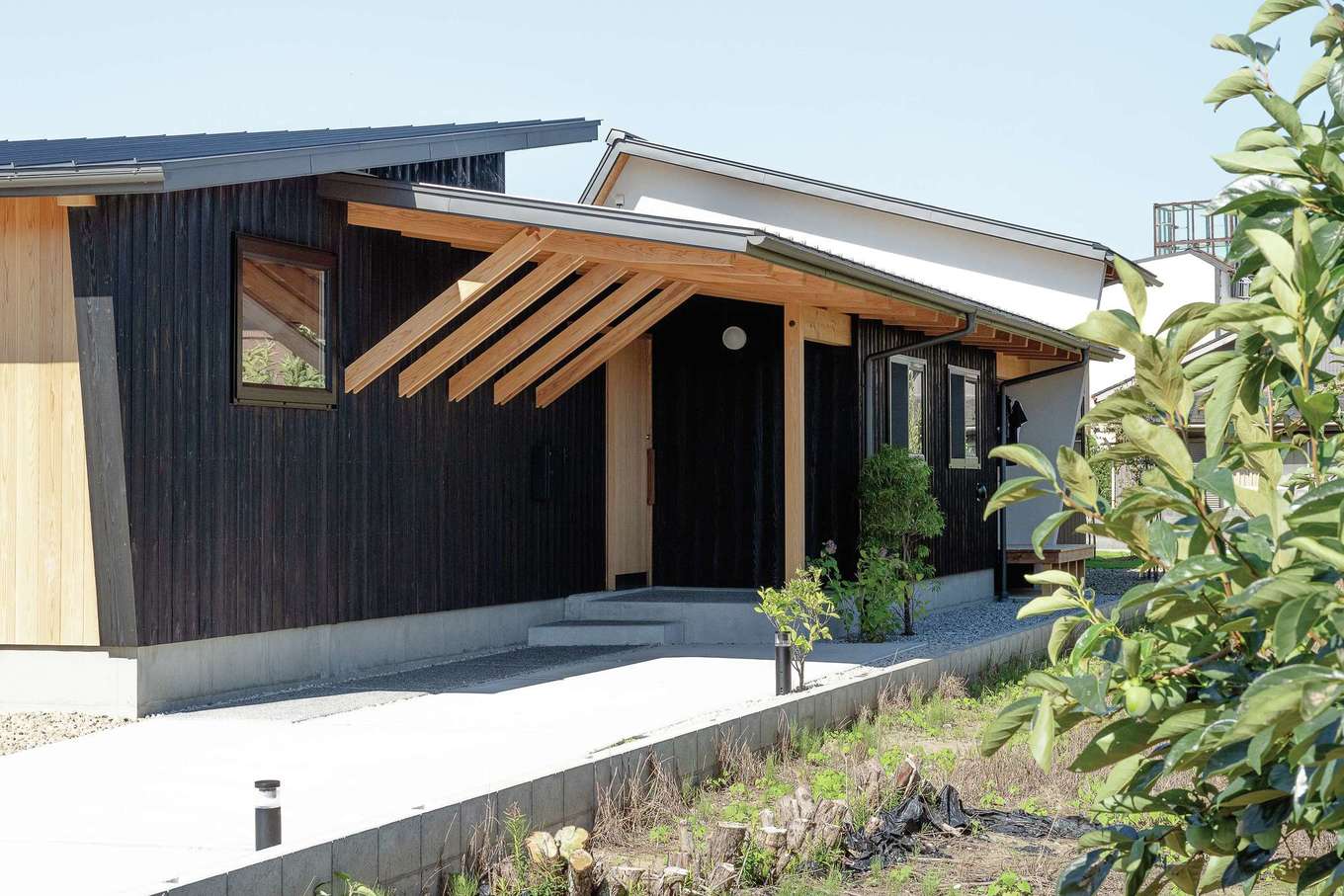 石牧建築【自然素材、間取り、平屋】道路側のアプローチ。美しい方丈は、同社自慢の大工チームが時間をかけてていねいに仕上げた渾身の作