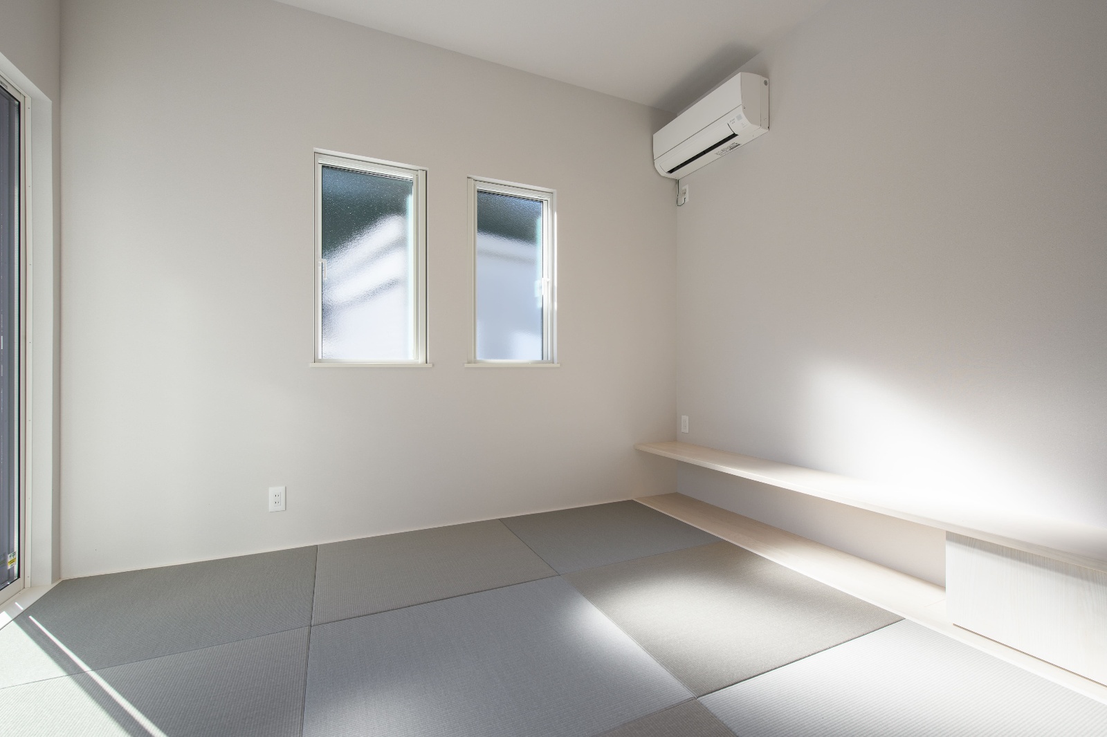 Sus∞Eco Home（サスエコホーム）｜シンプルでモダンな和室。白を基調とした壁と落ち着いた色合いの畳が心地良い。縁側のように使える広い棚も設置されている。