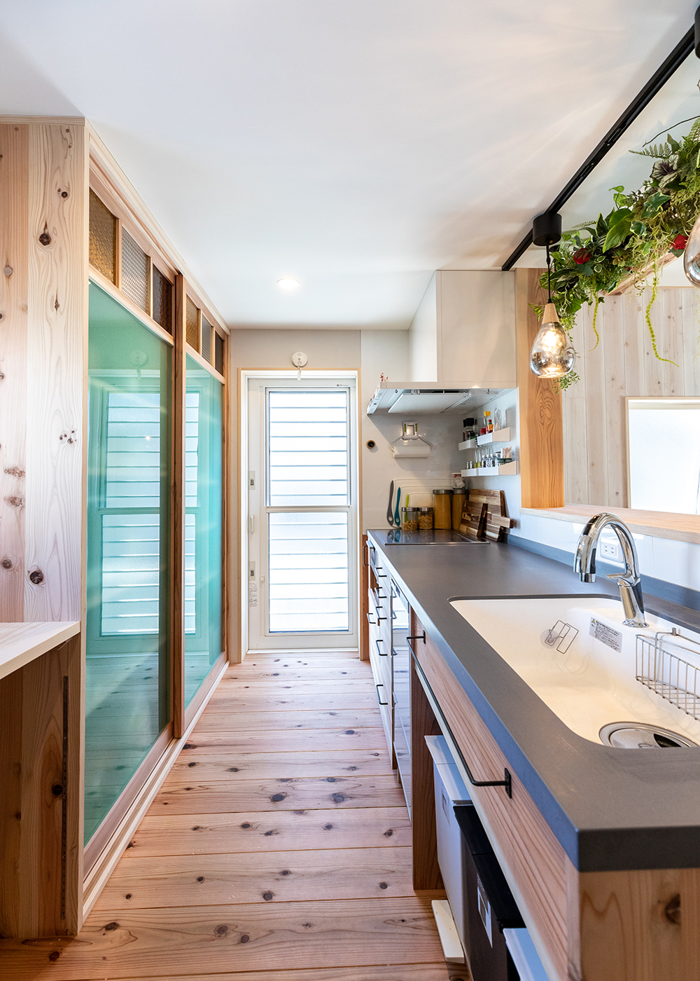 【POINT２】美しい木目を活かしたナチュラル＆モダンなキッチン