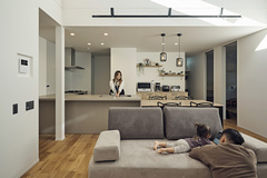 キッチンからは家族の様子を見守れる