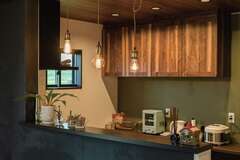 壁や天井、収納などの素材、色合いも丁寧に吟味。遊び心のある小物やインテリアで、お二人のセンスを感じる仕上がりに