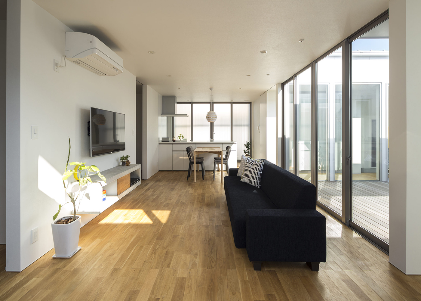 SIMPLE NOTE 豊川スタジオ【夫婦で暮らす、間取り、平屋】20畳を超える開放感に満ちたLDK。ハイサッシを採用し、通常と同じ2,400mmの天井もそれ以上に高く感じられるデザインに