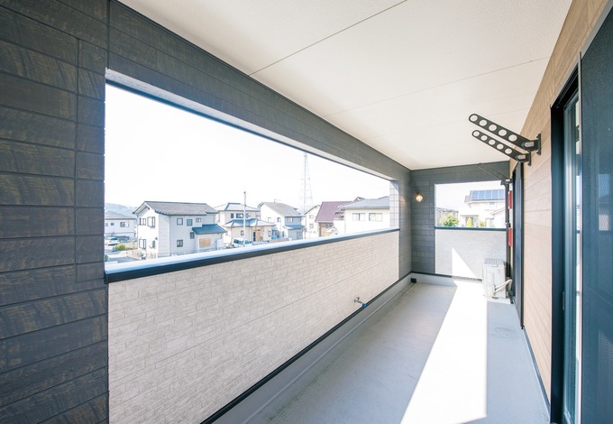 屋根を付けたいという奥さまの希望で誕生したインナーバルコニー。大きな開口部で採光を確保しつつ、雨の日の洗濯物も安心