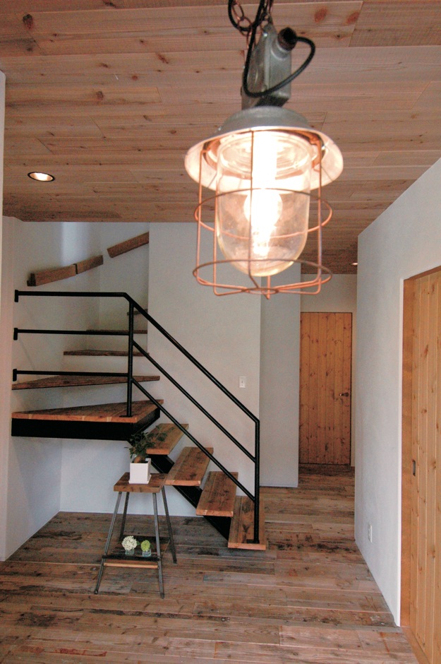 富士ホームズデザイン【デザイン住宅、自然素材、インテリア】板張り天井にアメリカンアンティークの照明が映える。オリジナルのアイアン階段と『ラ シュエット フジ』製作のスツールがこの空間にぴたりとハマる