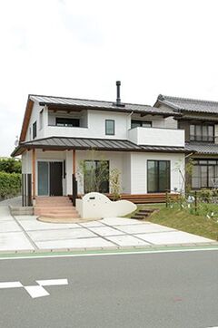 モダンと和が共存した飽きのこない外観。主張し過ぎないフォルムが素敵