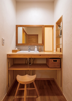 洗面室や脱衣室などもすべて天然木を使用し造作。旅館をイメージした清潔感と高級感のある風合いに