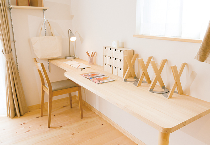 キッチン脇に設けられたテーブルは、宿題やパソコン、奥さまの書き物に。家族の成長によっても用途が変化していく