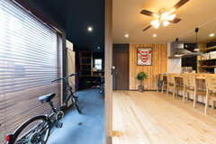 7.3畳の土間は収納力も抜群。玄関側の一角には造作で棚を取り付け、シューズクローク兼アウトドアグッズの収納スペースに。必要な時に取り出しやすいオープン収納