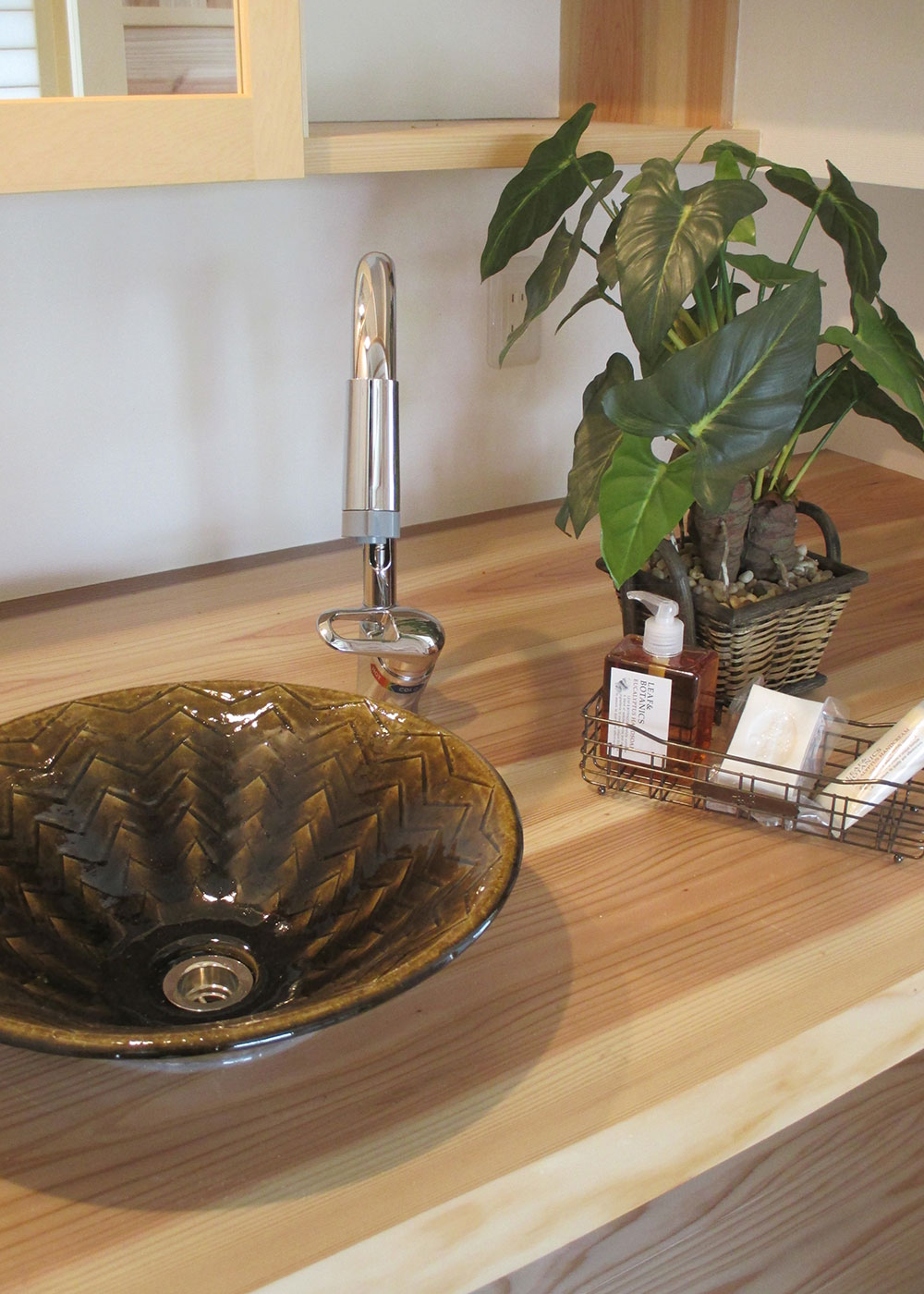 アクトホーム【自然素材、省エネ、間取り】志戸呂焼きのお洒落な洗面