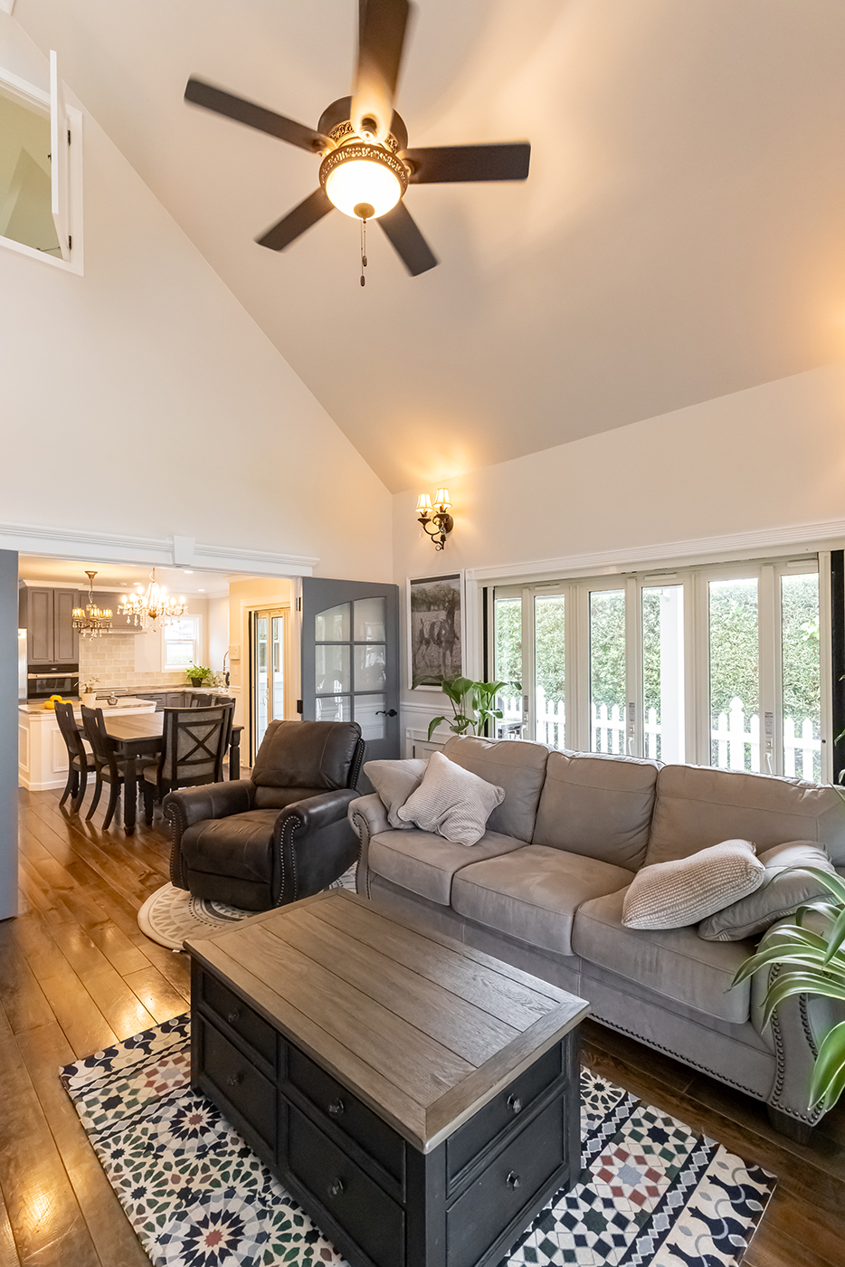 ジェネラルアメリカンホーム【輸入住宅、ペット、ガレージ】内窓を開ければ、リビングと2階の個室がつながる。セントラルヒーティングでオープンな住まいを効率よく快適に