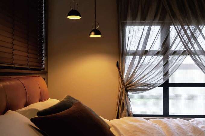 静鉄ホームズ｜窓の向こうはリビングの吹き抜け。内窓になることでやさしく光を注ぐ。繊細なニュアンスのカーテンが窓辺を彩る