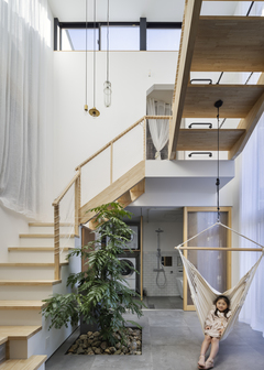 階段横に葉をのばすグリーンは、中庭が欲しかったという要望から。日常に楽しさと癒しを添えている