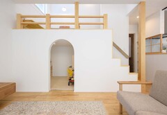 キッズコーナーの入り口は、かわいらしいR型。秘密基地のような“おこもり感”に子どもたちもワクワク