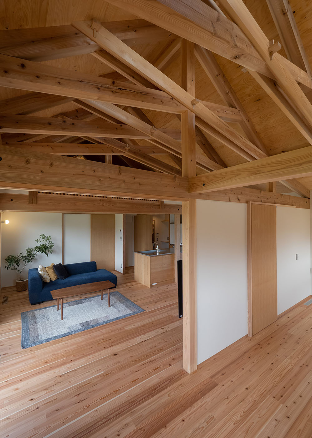 石牧建築【デザイン住宅、子育て、平屋】K邸の「綾」の登り梁は、天井の勾配が強い箇所があるため、横方向の強度を高められる「はさみ梁」という手法を採用。線が斜めに走り交わる様子を表す「綾」は、手刻み加工だからこそ実現可能な『石牧建築』らしいデザインと言える