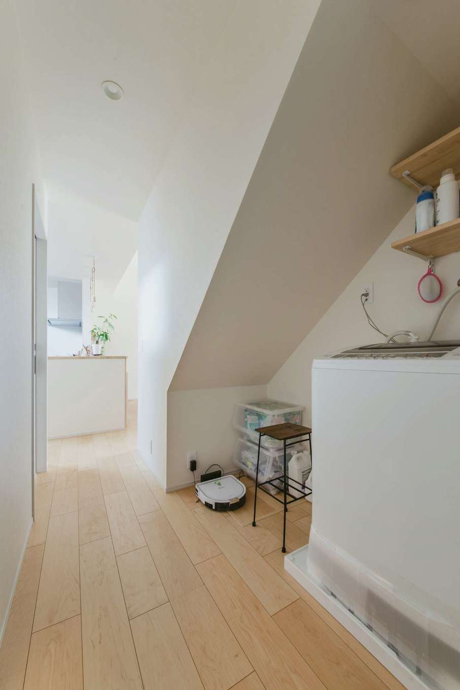 しんせつハウス【デザイン住宅、間取り、平屋】洗面・脱衣向かいの階段下を有効利用し、洗濯機を設置