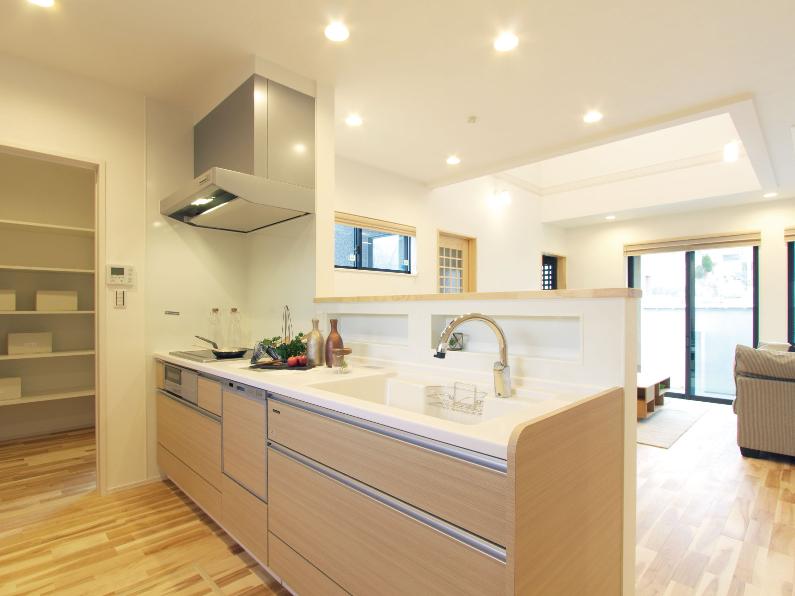 ヘスタホーム｜機能的でスタイリッシュなキッチンは、調理のしやすさを追求した設計。収納スペースも豊富で片付けが楽に。