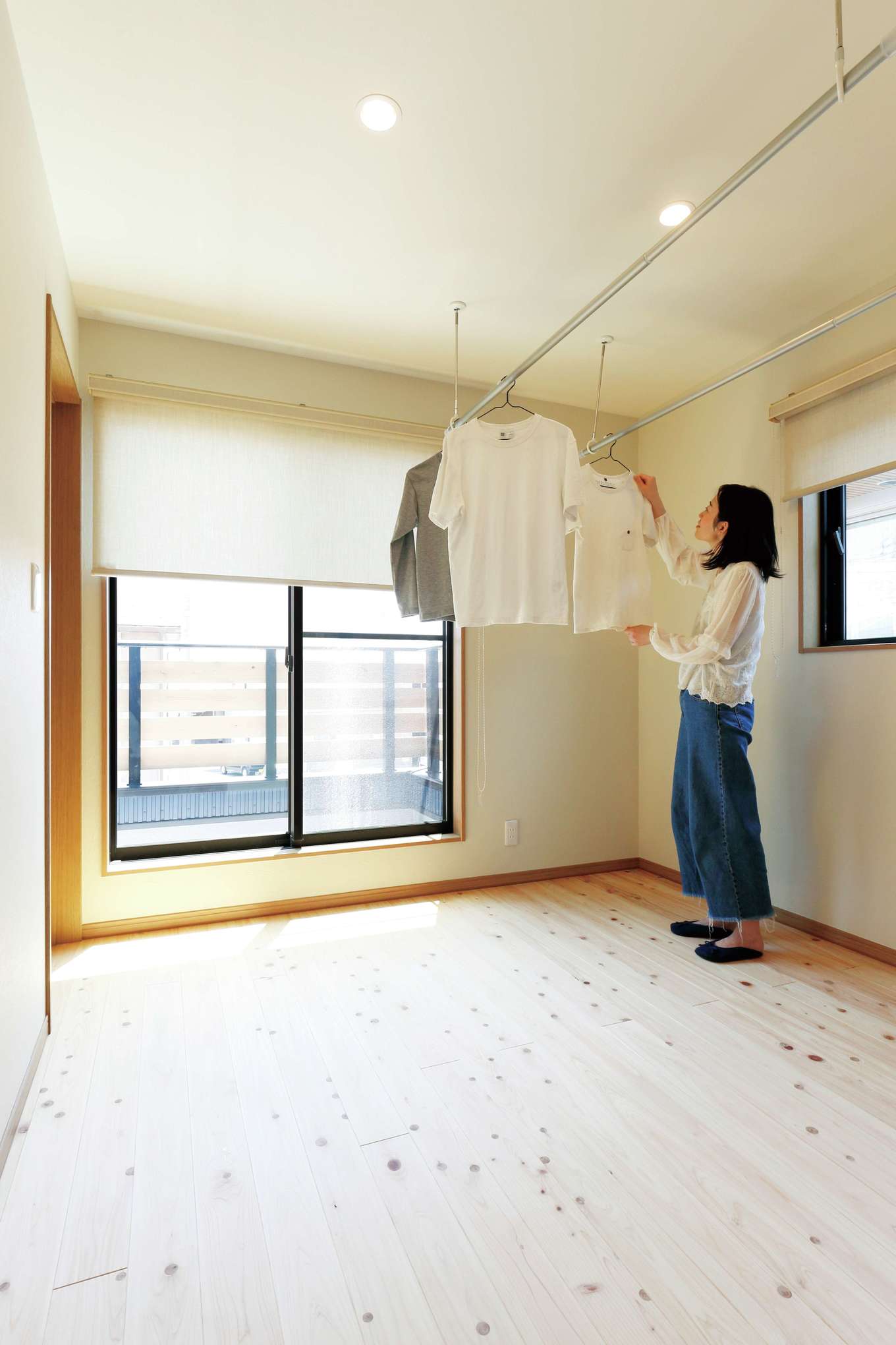 フジモクの家（富士木材）【デザイン住宅、収納力、自然素材】広い部屋干しスペースは、共働き夫婦のマストアイテム。調湿効果にすぐれた無垢材と珪藻土のおかげですぐに乾き、不快な臭いもしない