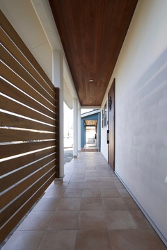 カバードポーチで印象的な玄関廻りに
軒天井は、レッドシダーを貼りバルハウスらしいすっきりとしたカッコよさ＆おしゃれさを