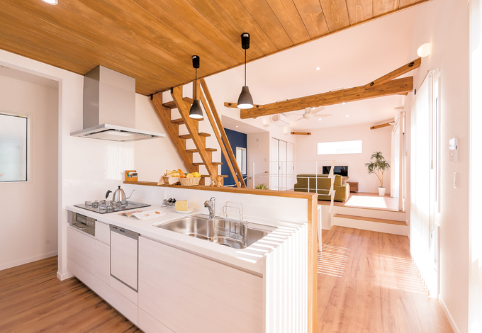 カウンターキッチンからは、スキップフロアのリビングにも目が届き、家事をしながら家族と時間を共有できる