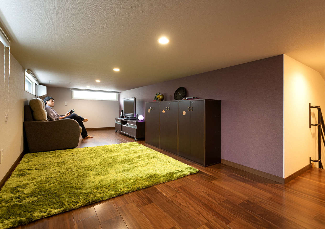 Yamaguchi Design 【省エネ、間取り、平屋】17畳の小屋裏収納は、映画や漫画好きなご主人の隠れ家。天井高1400mm以下で、固定資産税の対象にならないのが嬉しい。雛人形もここに収納できるので、1階の収納スペースにも余裕がある。全館空調により、1階との温度差がなく夏も冬も快適に過ごせる