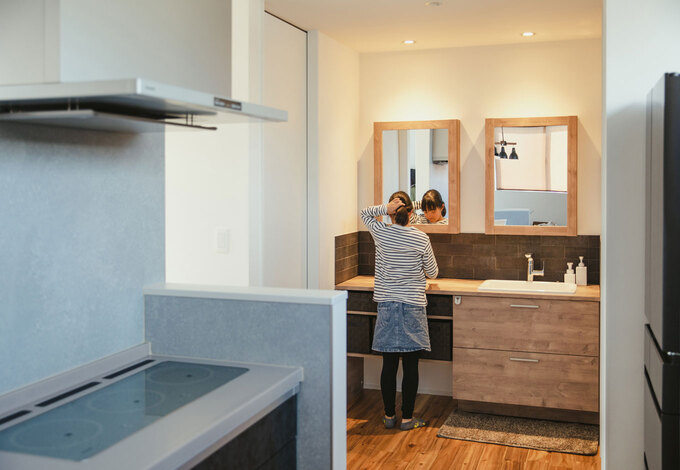 以前の家では洗面台渋滞が頻発。そこで、鏡が2枚並んだワイドな洗面台を導入した。ほかの家族が顔を洗っている最中も、奥さまは横でゆっくり化粧ができるようになったという