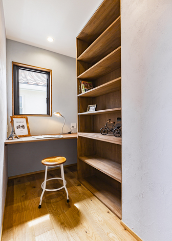 ２階寝室に併設した書斎は、造作カウンターや書棚を備えたおこもりスペース。「ゲームが好きな主人専用の空間です」と奥さま。扉を設けず、寝室との一体感を大切にしたそう