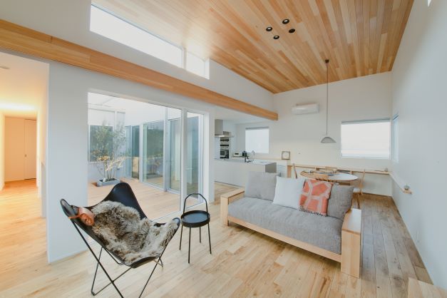 S.CONNECT（エスコネクト）【デザイン住宅、建築家、平屋】中庭と高窓を通じてリビングには光が注ぎ、各部屋を緩やかにつなぐ