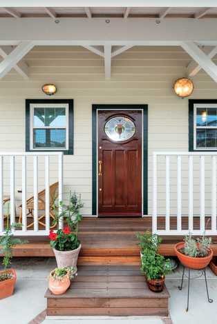 富士ホームズデザイン｜アメリカのドラマに出てきそうな雰囲気満点の玄関。ステンドグラスのドアと左右の上げ下げ窓がキュート