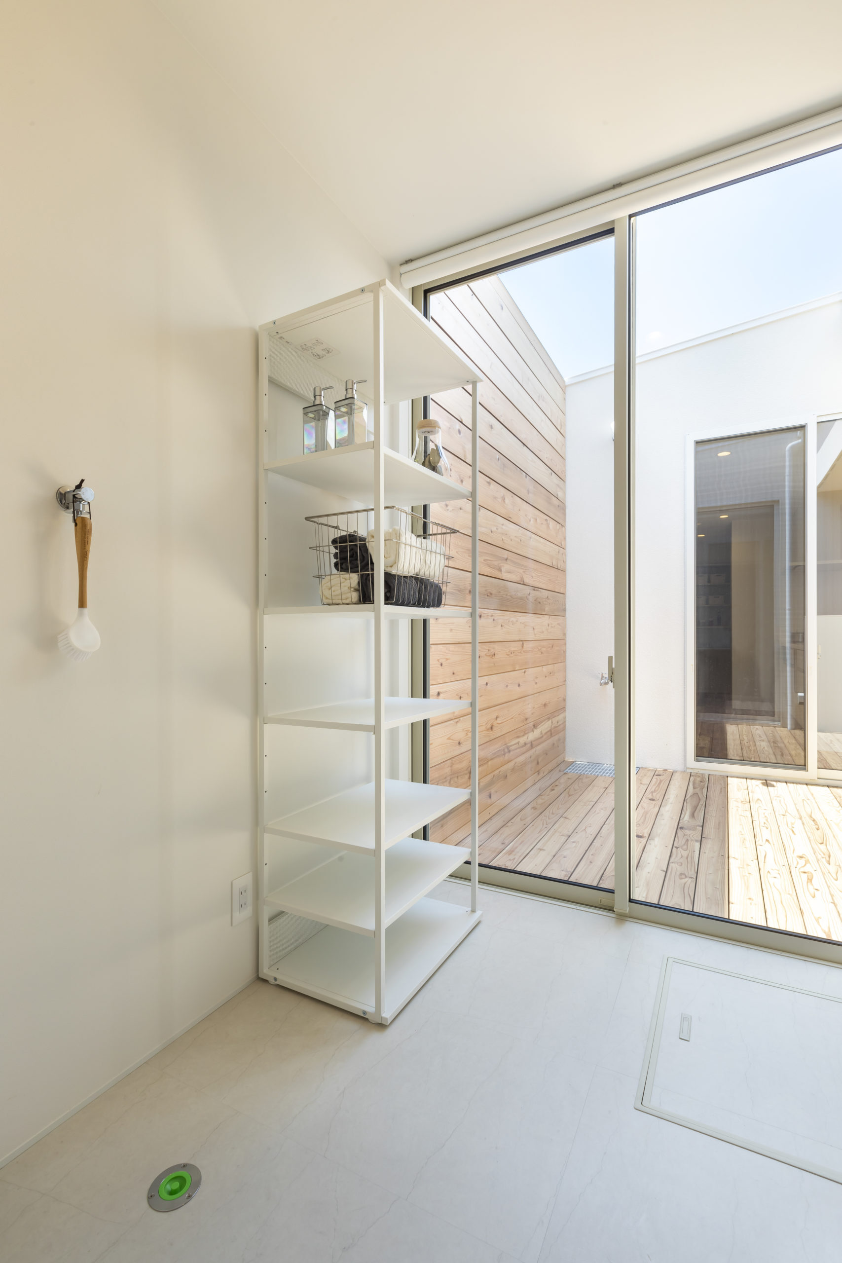 ETERNITY（エタニティ)　SIMPLE NOTE 浜松東【デザイン住宅、建築家、平屋】浴室や脱衣所まで中庭テラスに面し、洗濯物を干す動線がコンパクト。洗濯物が外から見えない点も防犯性を高めてくれる