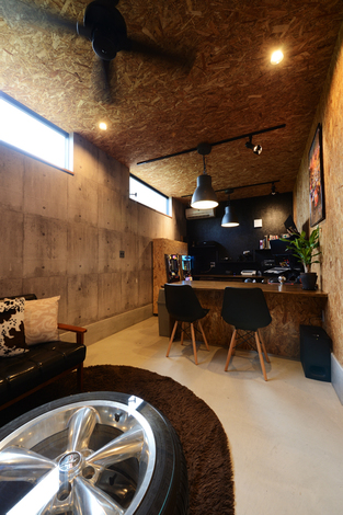 自営業を営むご主人の事務所は、OSB合板張りの壁が男前な空間。友人たちが遊びに来たときは、この場所で家族に気兼ねなくゆっくりできる