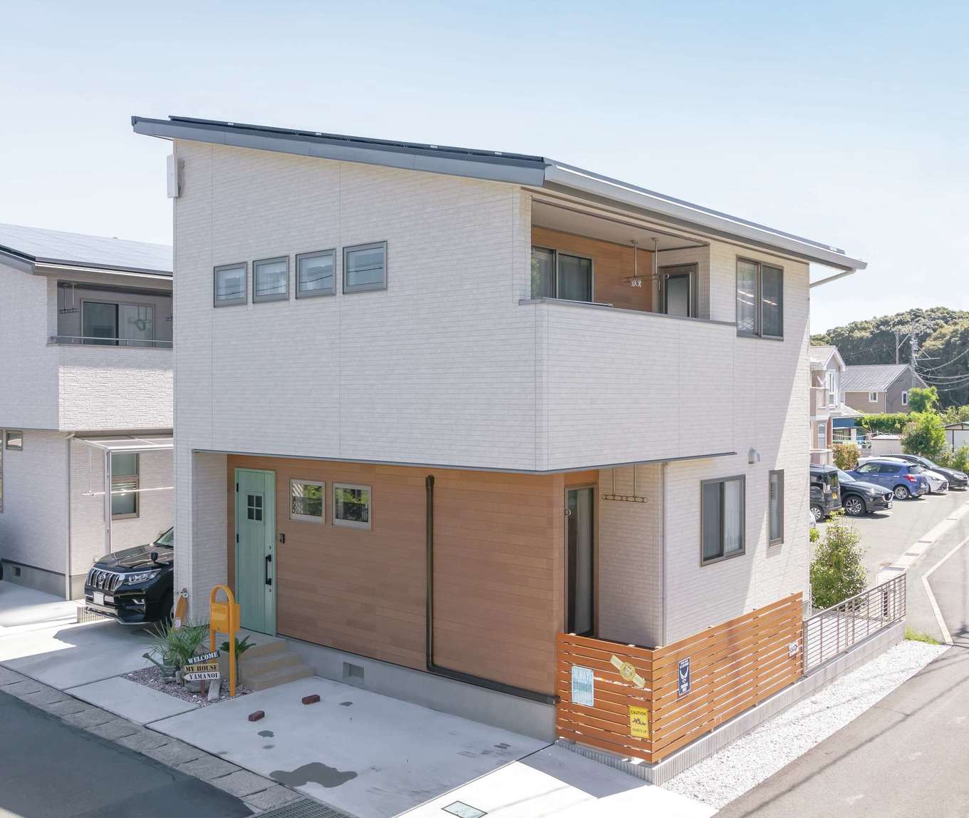 カナメクラフト（かなめ創建）【デザイン住宅、狭小住宅、省エネ】オーバーハングしたフォルムがクールな外観。屋根には太陽光発電を10ｋW搭載